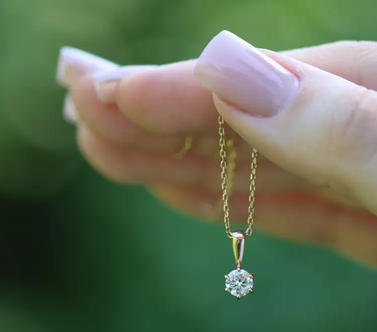 A colorless cremation diamond pendant.